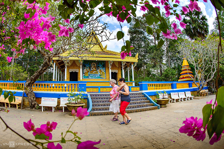 Two foreign tourists pass by the pagoda’s main hall on February 16.