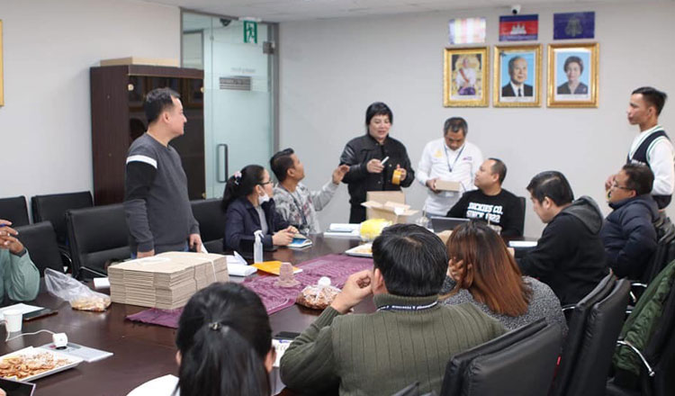 Long Dimanche speaks to Cambodian people in South Korea