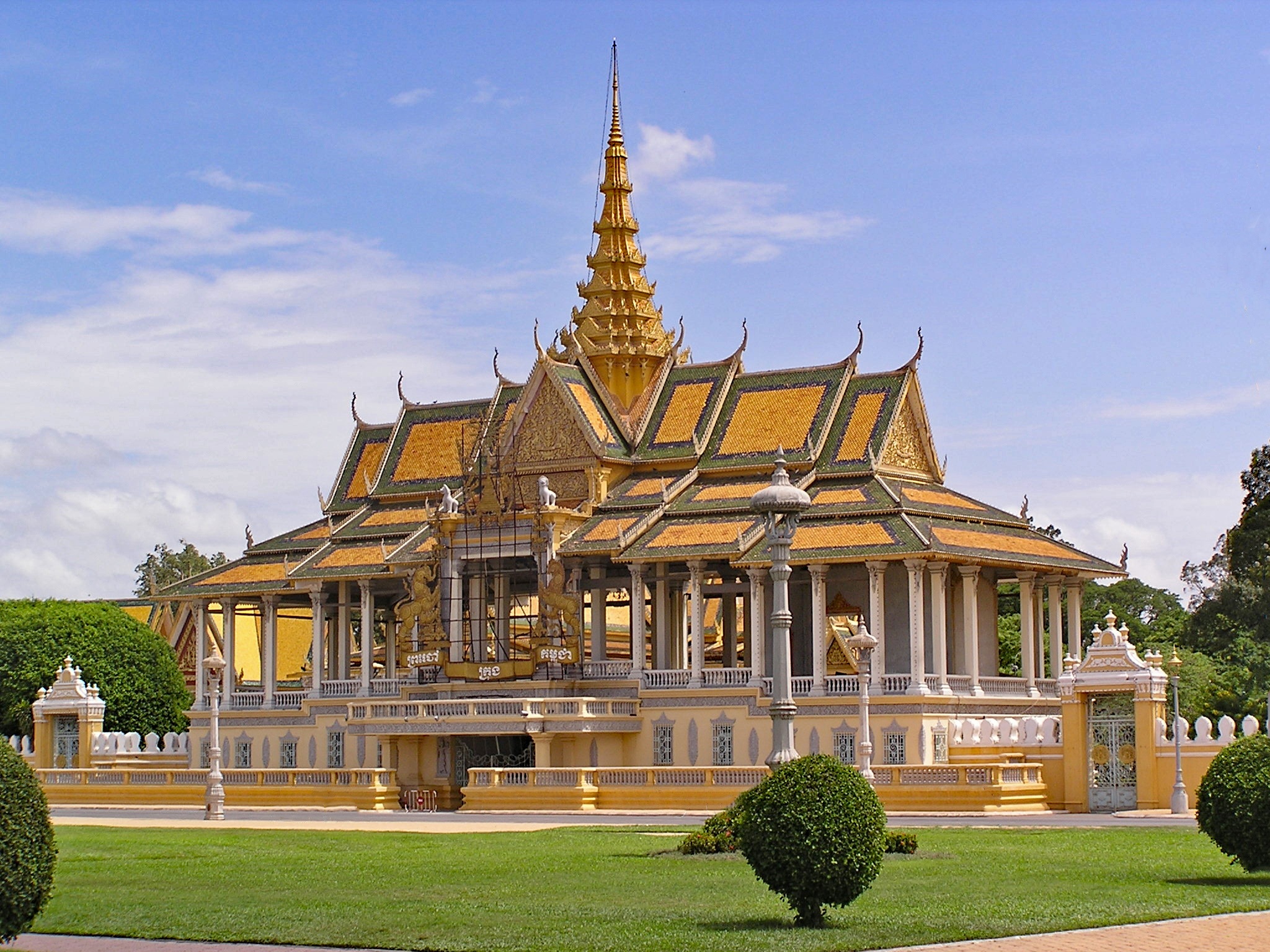 cambodia-s-royal-palace-tour-suspended-to-fight-covid-19-khmer-post-asia