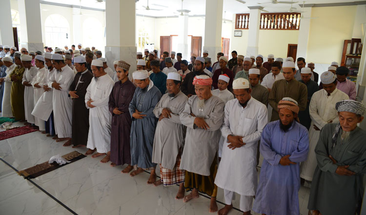 Cambodian-Muslims pray at a mosque in Phnom Penh. KT/Siv Channa