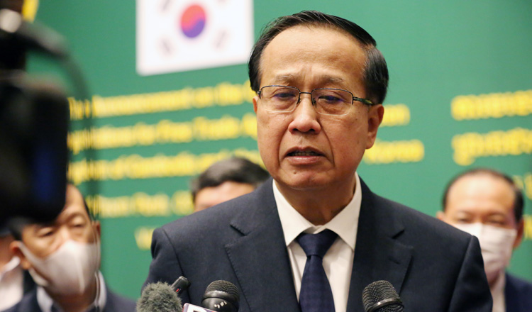 Cambodia’s Minister of Commerce Pan Sorasak answers questions after the announcement of the negotiating rounds conclusion. KT/Chor Sokunthea