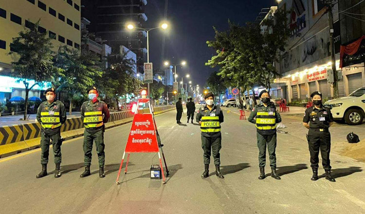 Page 1 pix
A police roadblock at Mao Tse Toung Blvd in the capital during curfew hours on Wednesday. KT/Pann Rachana