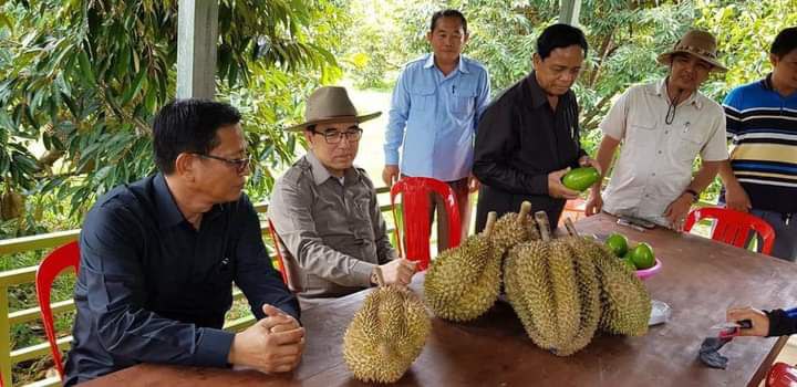 Veng Sakhon (with a hat and glasses), Minister of Agriculture, Forestry and Fisheries