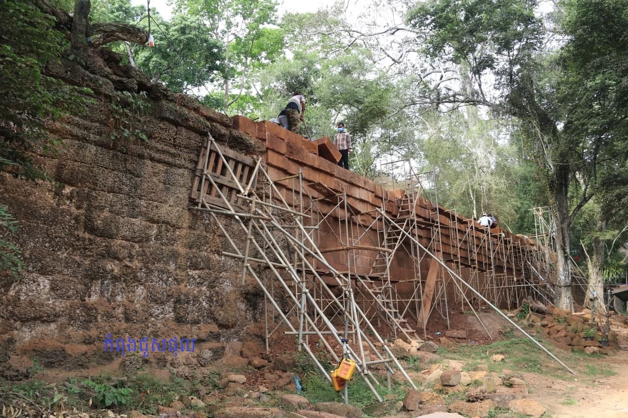APSARA National Authority restors the wall of Angkor Thom