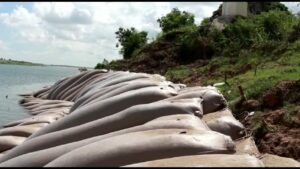 Tboung Khmum province completes project to reinforce Mekong River banks with bags
