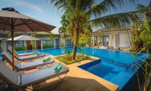 The world’s ‘cheapest 5 star hotel’ in beautiful country with 30C heat